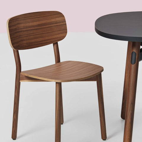 Okidoki chair with a plywood seat and backrest in walnut color and Okidoki side table