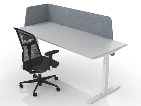 Privi Flex acoustic desk divider in gray mounted on a workstation, with an office chair in front, designed for noise reduction and privacy in modern offices