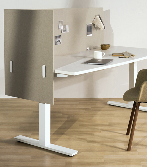Modern frameless acoustic desk screen in recycled PET, mounted for privacy and workspace organization
